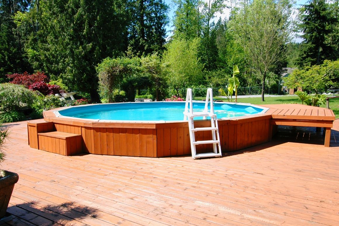 Pool mit Holzumrandung und kleiner Leiter